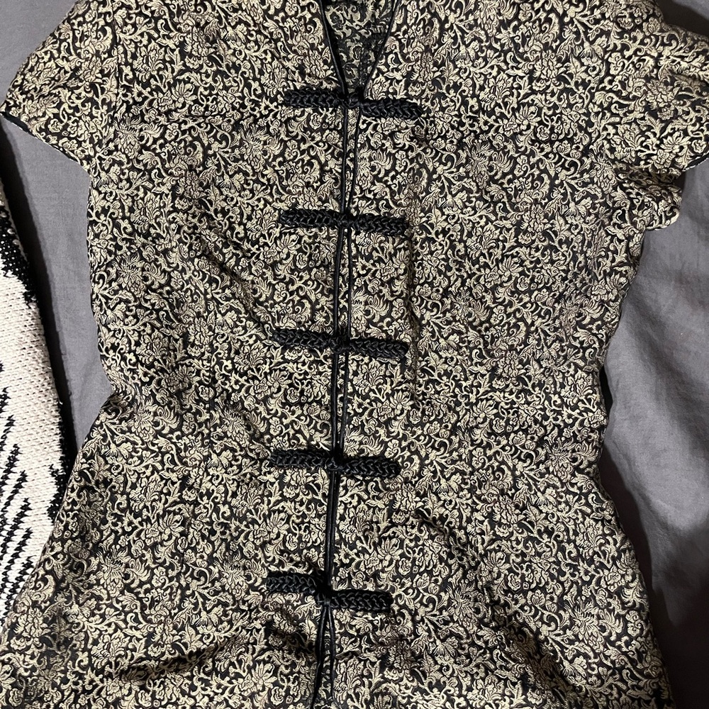 Black and Cream filigree fitted tang suite top